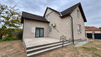 Sárrétudvari, family house  