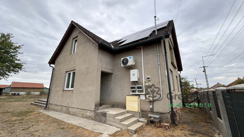 Sárrétudvari, family house  