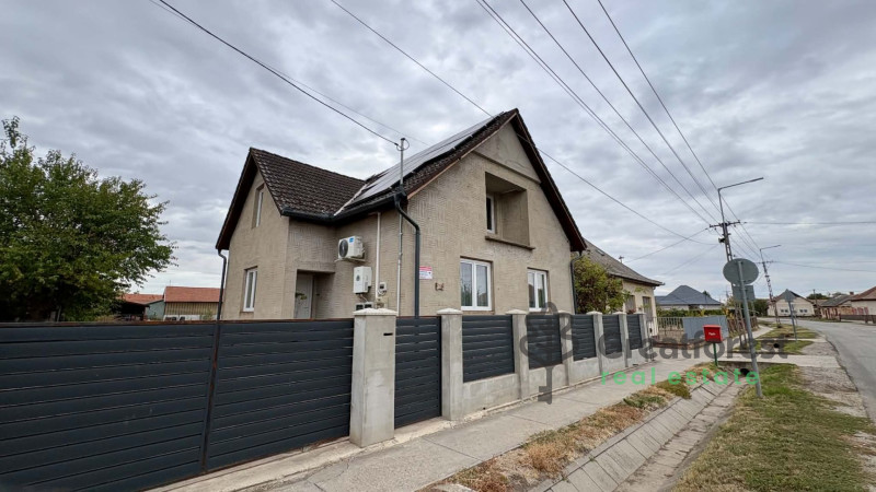 Sárrétudvari, family house  