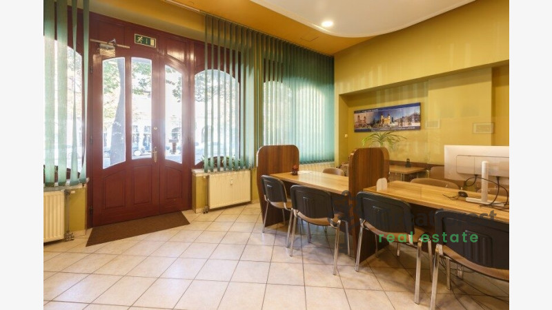 Debrecen, City Center, commercial premises in shopping center  