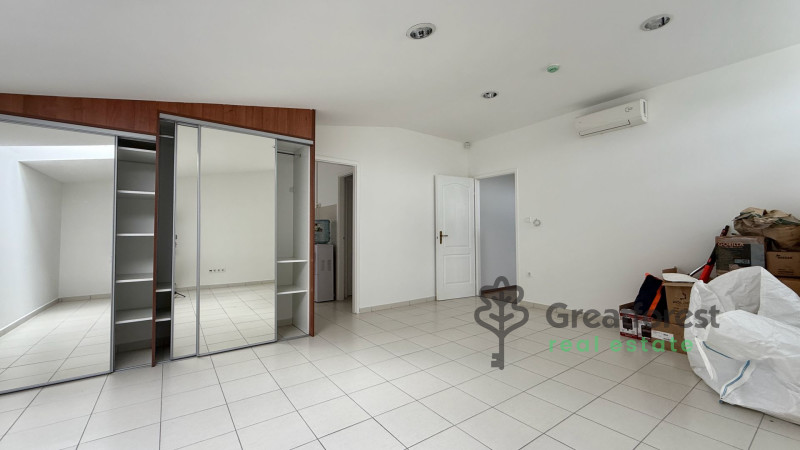 Debrecen, City South-East, office not in office building  